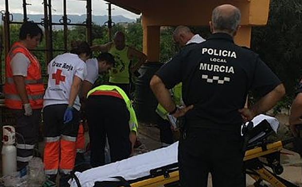 Los sanitarios atienden al conductor. 