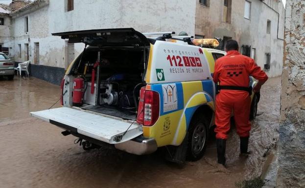 Efectivos de emergencias realizan achiques en una vivienda de Archivel.