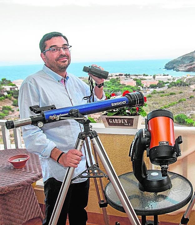 José Alonso, en la terraza de su ático en Cala Reona.