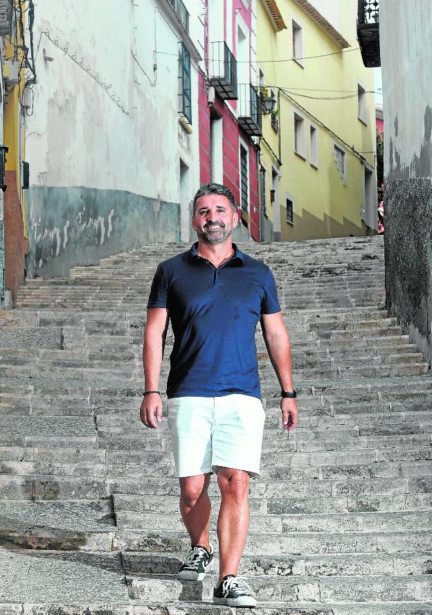 Jesús Jiménez, bajando las escaleras de la Cuesta del Partidor, en Cehegín. 