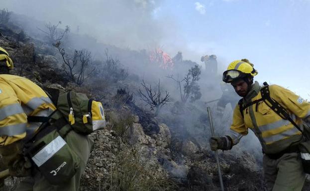 Efectivos trabajando, en la extinción de un incendio en El Carche, en Jumilla. 