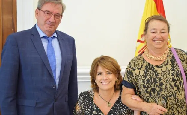 El director general de Memoria Histórica, Fernando Martínez, la ministra Dolores Delgado, y Cristina Calandre.