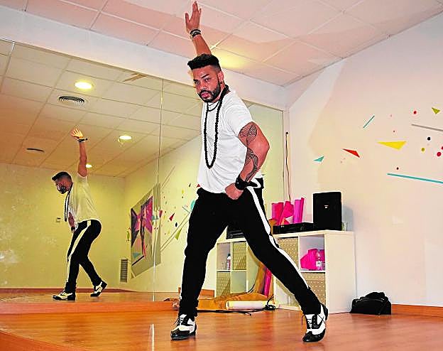 Pedro Cuba, en el aula de baile de la academia Yaiza de Santiago de la Ribera. 