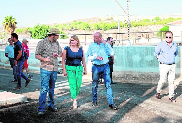 La alcaldesa, durante su visita a las instalaciones de la depuradora de Camposol, ayer. 