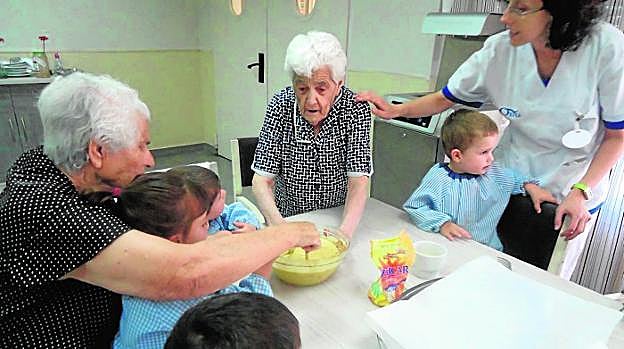 1. Las residencias Amavir organizan campus de verano para niños, en este caso en la de Argaray (Navarra). 2. Otra actividad conjunta del campamento en Argaray. 3. Uno de los muchos centros intergeneracionales implantados en Estados Unidos.