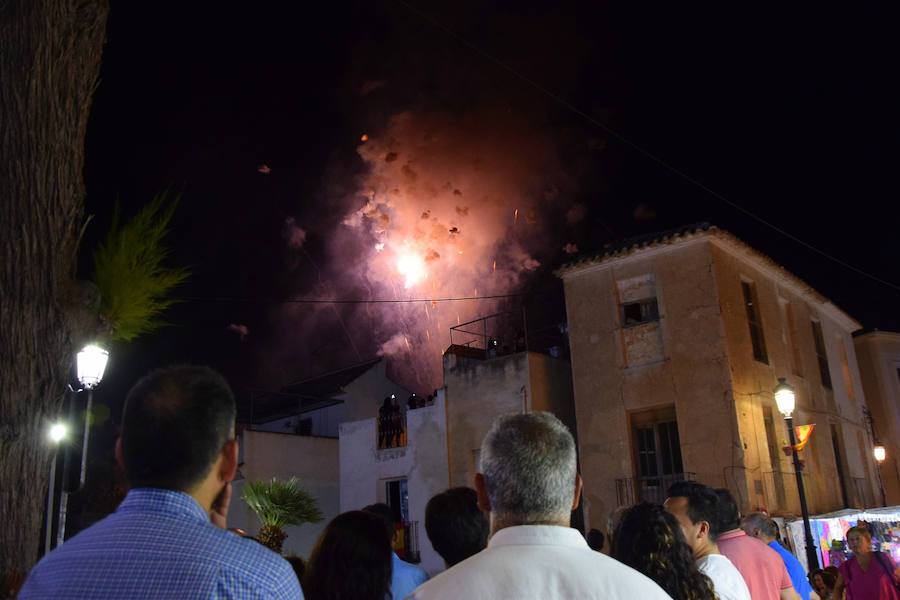 Unas cuatro mil personas llegadas desde toda la geografía regional y nacional presenciaron la espectacular 'cohetada' y posterior lanzamiento del castillo de fuegos artificiales en la noche del pasado martes en Ojós