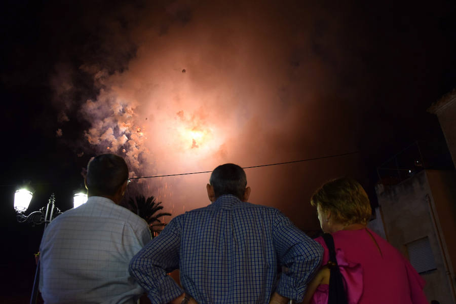 Unas cuatro mil personas llegadas desde toda la geografía regional y nacional presenciaron la espectacular 'cohetada' y posterior lanzamiento del castillo de fuegos artificiales en la noche del pasado martes en Ojós