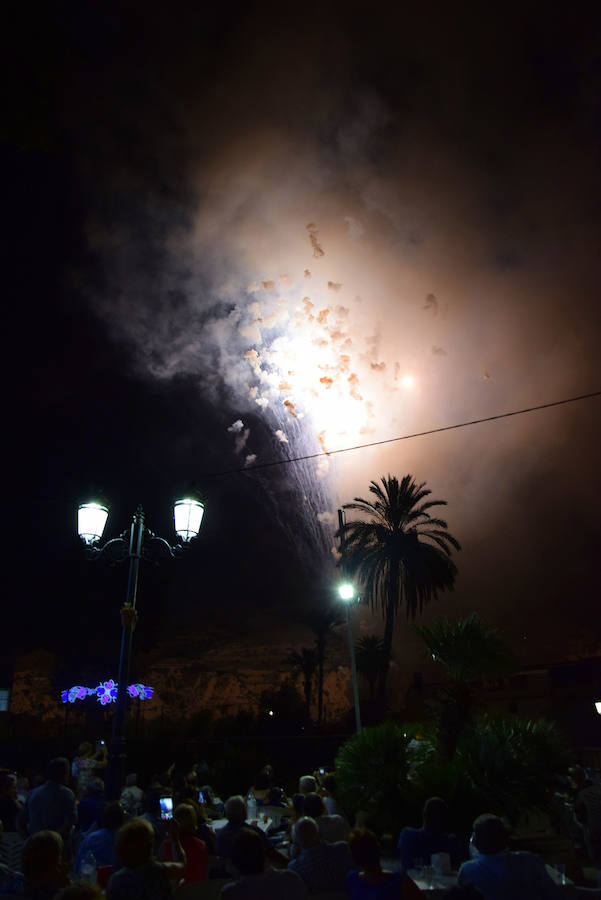 Unas cuatro mil personas llegadas desde toda la geografía regional y nacional presenciaron la espectacular 'cohetada' y posterior lanzamiento del castillo de fuegos artificiales en la noche del pasado martes en Ojós