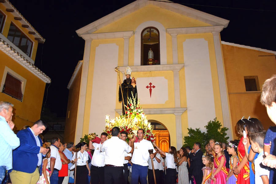 Unas cuatro mil personas llegadas desde toda la geografía regional y nacional presenciaron la espectacular 'cohetada' y posterior lanzamiento del castillo de fuegos artificiales en la noche del pasado martes en Ojós