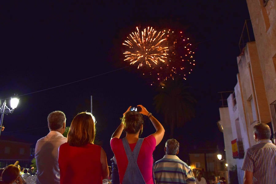 Unas cuatro mil personas llegadas desde toda la geografía regional y nacional presenciaron la espectacular 'cohetada' y posterior lanzamiento del castillo de fuegos artificiales en la noche del pasado martes en Ojós