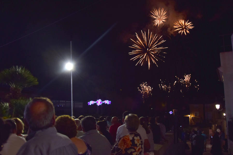 Unas cuatro mil personas llegadas desde toda la geografía regional y nacional presenciaron la espectacular 'cohetada' y posterior lanzamiento del castillo de fuegos artificiales en la noche del pasado martes en Ojós