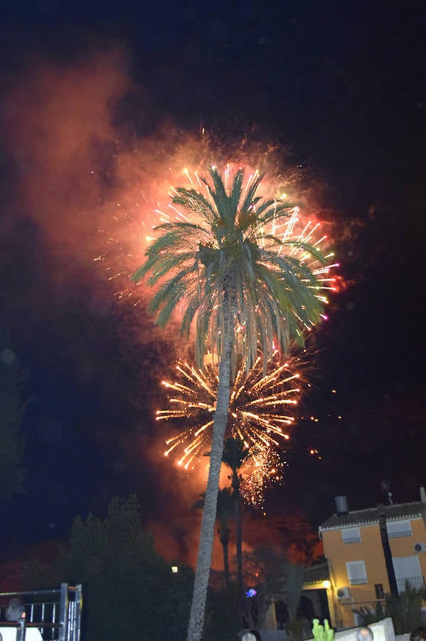 Unas cuatro mil personas llegadas desde toda la geografía regional y nacional presenciaron la espectacular 'cohetada' y posterior lanzamiento del castillo de fuegos artificiales en la noche del pasado martes en Ojós