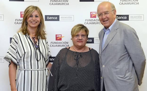 Olga García, directora corporativa de la Territorial de Bankia en Murcia y Alicante, Carmen Gil, presidenta de Famdif y Amupheb, y Carlos Egea, presidente de Fundación Cajamurcia.