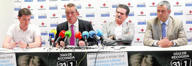 Los directivos de Cruz Roja y de Carrefour, Miguel Navarrete, José Manuel Prado, Faustino Herrero y Joaquín Hernández, ayer, durante la presentación de la campaña 