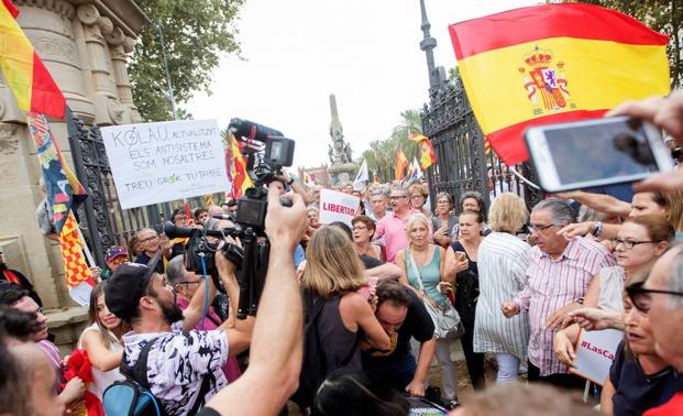 Un cámara de televisión es increpado durante la concentración 'Por la convivencia y contra la violencia'. 