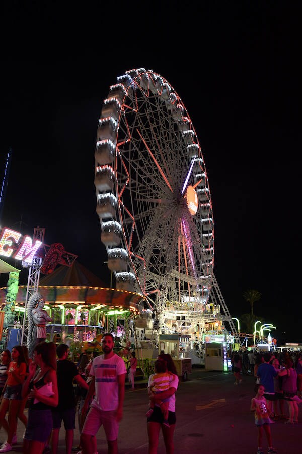 Los más pequeños ya pueden disfrutar de las más de 200 atracciones y casetas que se han instalado en el recinto de la Fica, que permanecerá abierto hasta el día de la Romería