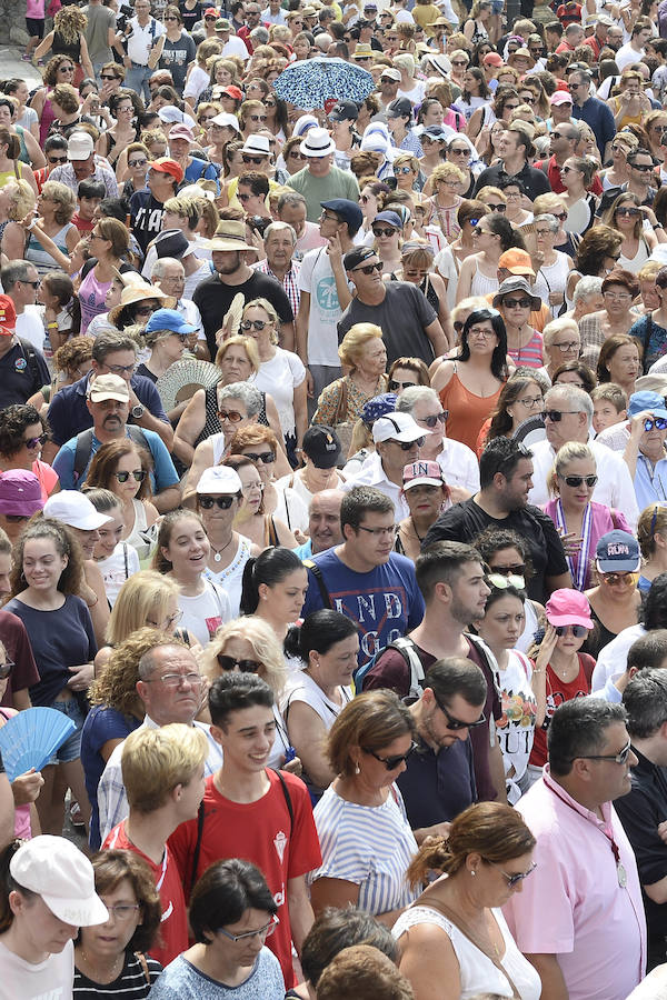 Durante el trayecto, la Patrona estuvo acompañada por cientos de murcianos desde la salida de su santuario hasta su llegada a la iglesia del Carmen