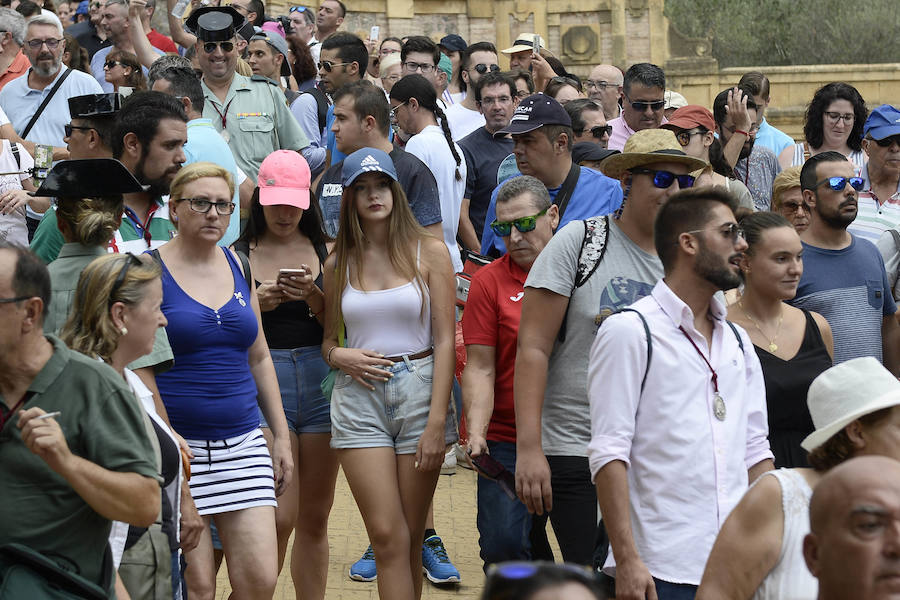 Durante el trayecto, la Patrona estuvo acompañada por cientos de murcianos desde la salida de su santuario hasta su llegada a la iglesia del Carmen