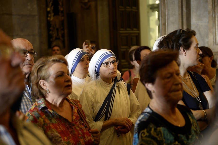 Durante el trayecto, la Patrona estuvo acompañada por cientos de murcianos desde la salida de su santuario hasta su llegada a la iglesia del Carmen