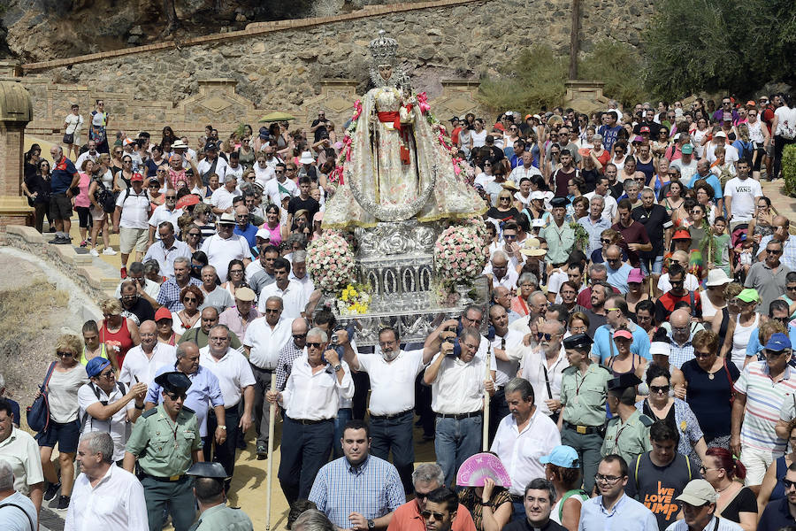 Durante el trayecto, la Patrona estuvo acompañada por cientos de murcianos desde la salida de su santuario hasta su llegada a la iglesia del Carmen