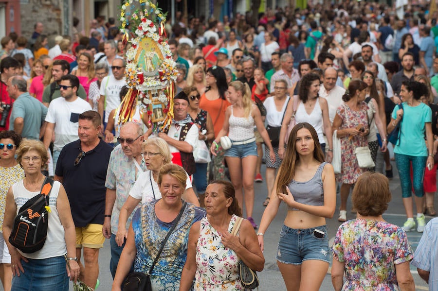 Durante el trayecto, la Patrona estuvo acompañada por cientos de murcianos desde la salida de su santuario hasta su llegada a la iglesia del Carmen