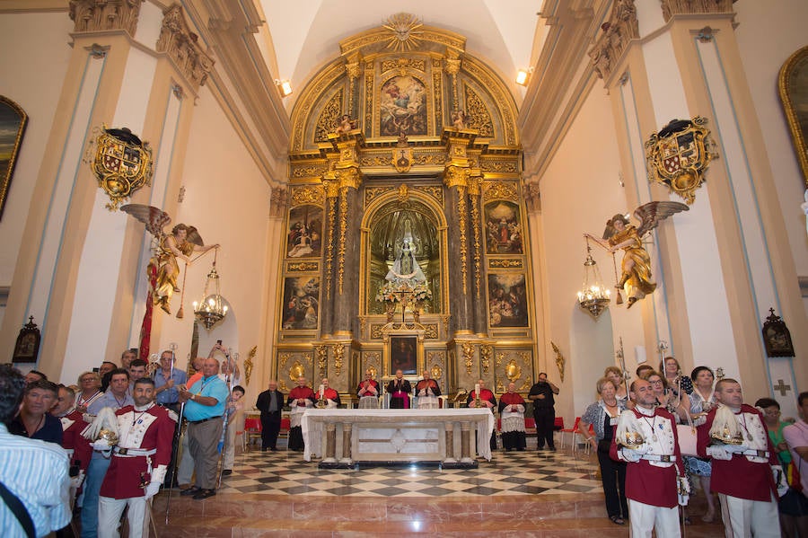 Durante el trayecto, la Patrona estuvo acompañada por cientos de murcianos desde la salida de su santuario hasta su llegada a la iglesia del Carmen
