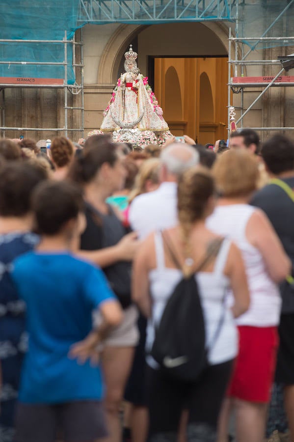 Durante el trayecto, la Patrona estuvo acompañada por cientos de murcianos desde la salida de su santuario hasta su llegada a la iglesia del Carmen