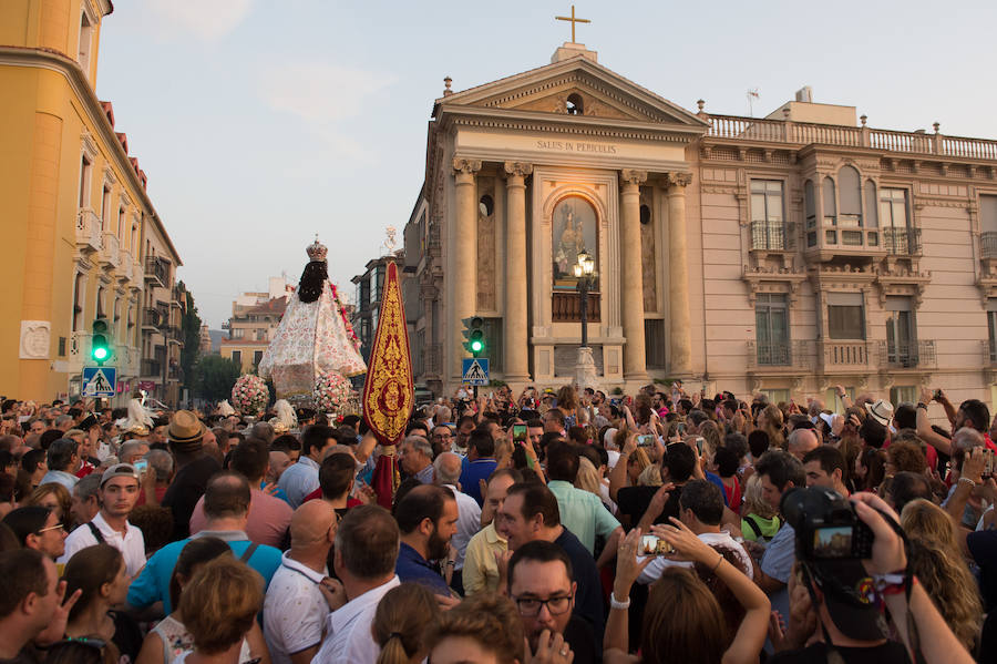 Durante el trayecto, la Patrona estuvo acompañada por cientos de murcianos desde la salida de su santuario hasta su llegada a la iglesia del Carmen