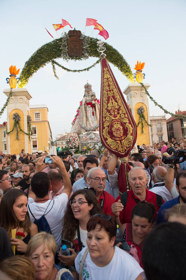 Durante el trayecto, la Patrona estuvo acompañada por cientos de murcianos desde la salida de su santuario hasta su llegada a la iglesia del Carmen