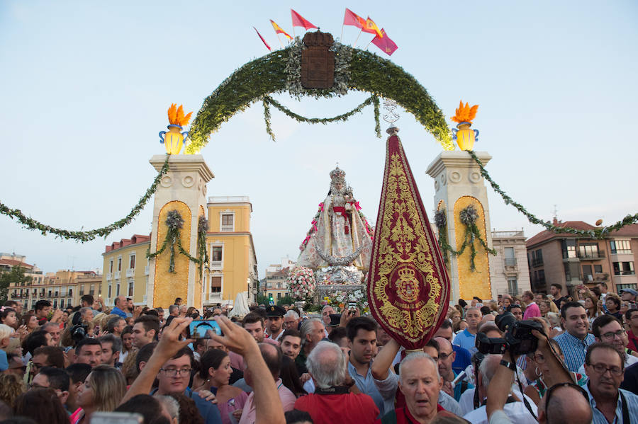 Durante el trayecto, la Patrona estuvo acompañada por cientos de murcianos desde la salida de su santuario hasta su llegada a la iglesia del Carmen