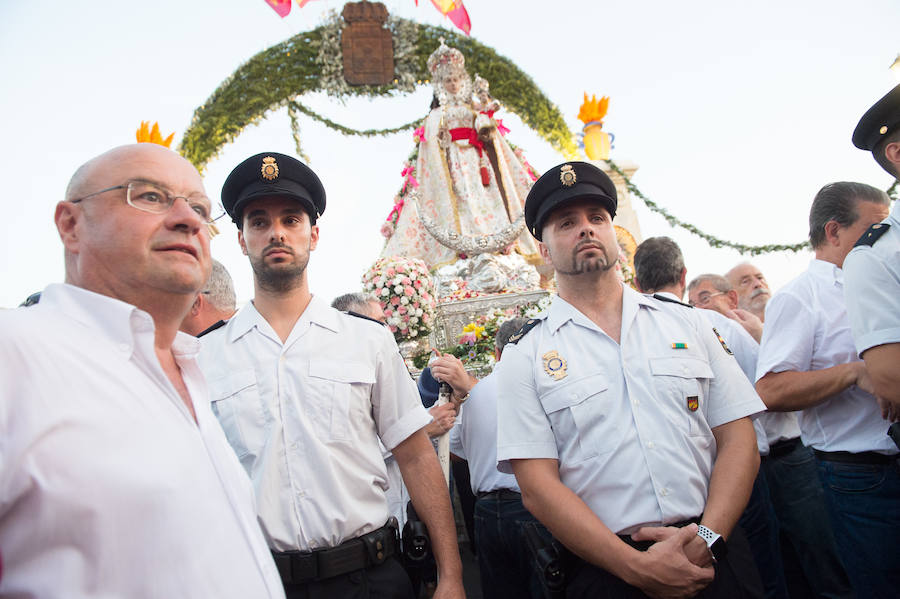 Durante el trayecto, la Patrona estuvo acompañada por cientos de murcianos desde la salida de su santuario hasta su llegada a la iglesia del Carmen