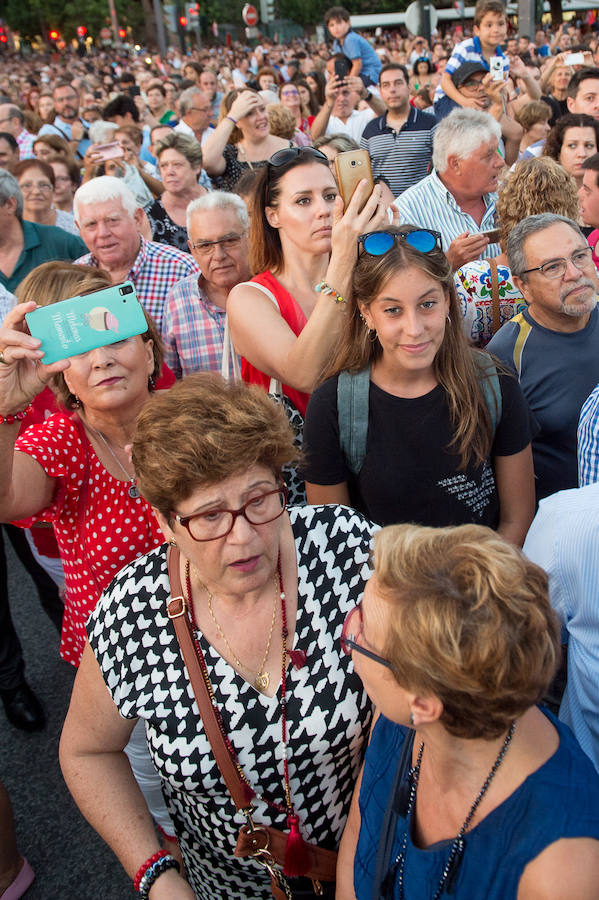 Durante el trayecto, la Patrona estuvo acompañada por cientos de murcianos desde la salida de su santuario hasta su llegada a la iglesia del Carmen