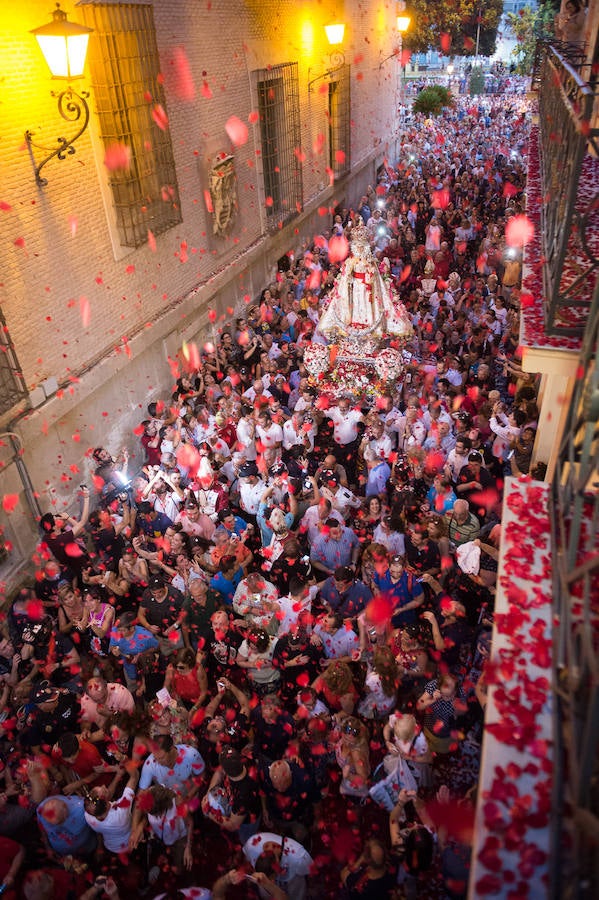 Durante el trayecto, la Patrona estuvo acompañada por cientos de murcianos desde la salida de su santuario hasta su llegada a la iglesia del Carmen