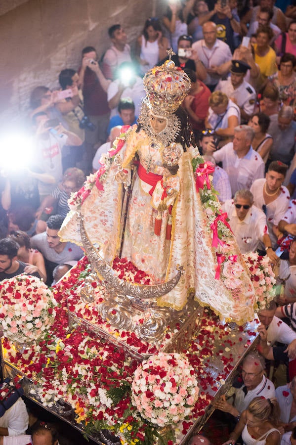 Durante el trayecto, la Patrona estuvo acompañada por cientos de murcianos desde la salida de su santuario hasta su llegada a la iglesia del Carmen