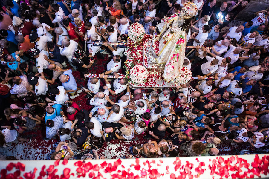 Durante el trayecto, la Patrona estuvo acompañada por cientos de murcianos desde la salida de su santuario hasta su llegada a la iglesia del Carmen