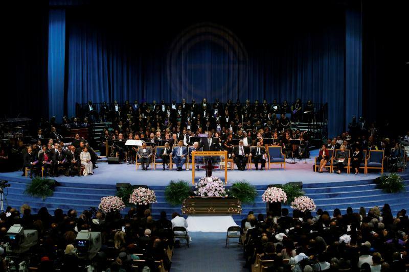 Familiares, amigos y personalidades del mundo de la música y la política, entre otros, se han personado en el funeral de la artista para homenajearla por última vez.