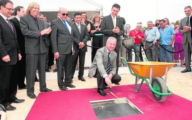 El expresidente Valcárcel coloca la primera piedra del parque en 2012 junto a Samper. 