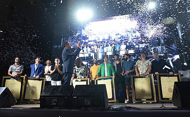 Los protagonistas del pregón sobre el escenario de la plaza del Cardenal Belluga.