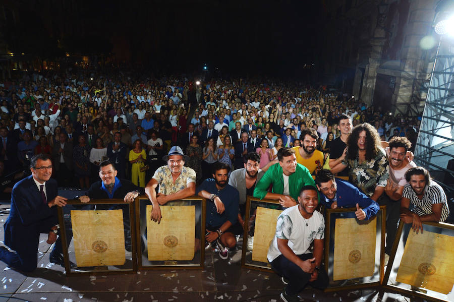 Más de 3.000 personas llenaron la plaza Belluga para ver a siete artistas murcianos dar el pistoletazo de salida oficial a las celebraciones