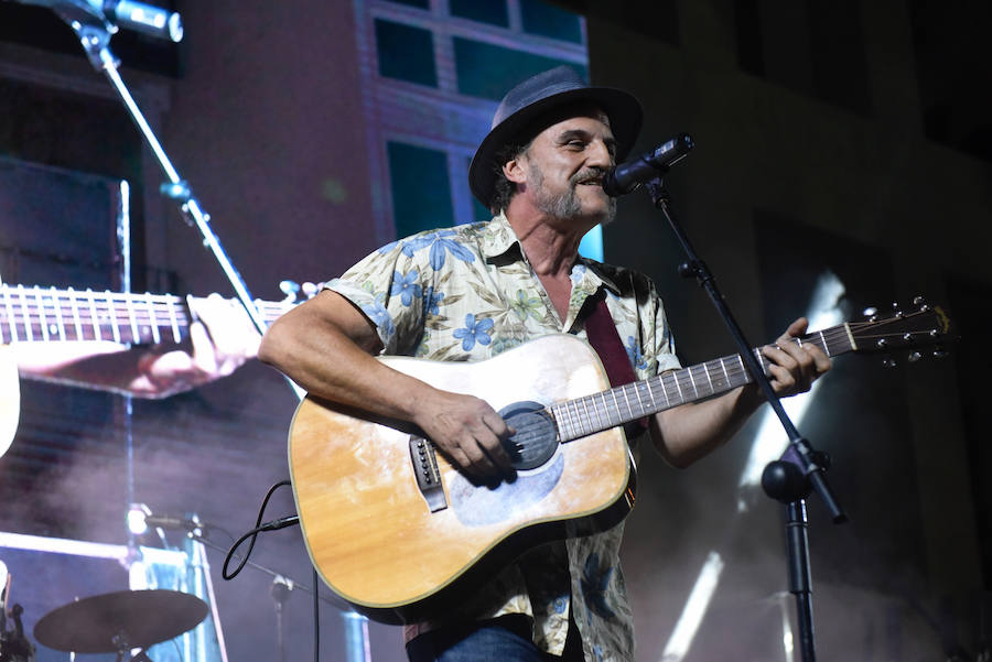 Más de 3.000 personas llenaron la plaza Belluga para ver a siete artistas murcianos dar el pistoletazo de salida oficial a las celebraciones