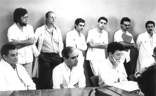 El equipo que realizó, en 1988, el primer trasplante hepático en la Región (Parrilla, sentado en el centro).
