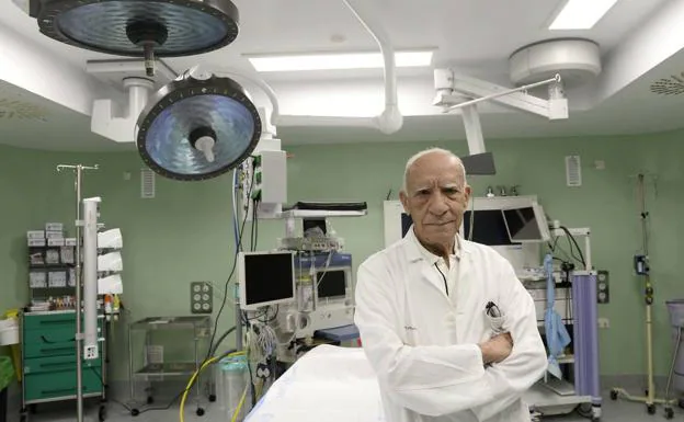 Pascual Parrilla, el médico que ha situado el área quirúrgica de La Arrixaca entre las mejores del país, en un quirófano. 