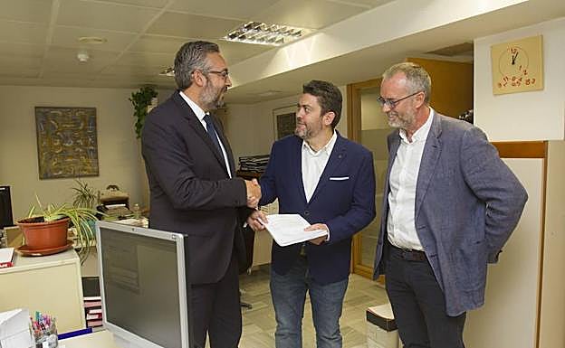 Víctor Martínez y Miguel Sánchez se estrechan las manos tras el registro de la proposición de ley. 