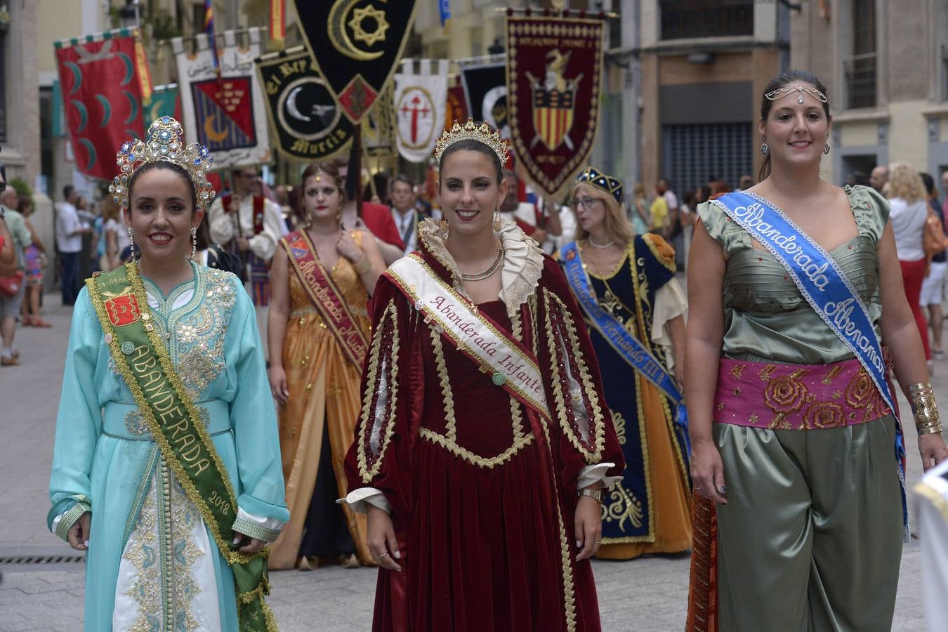 El pregonero Yayo Delgado ensalza en un Romea abarrotado de público la tradición de kábilas y mesnadas