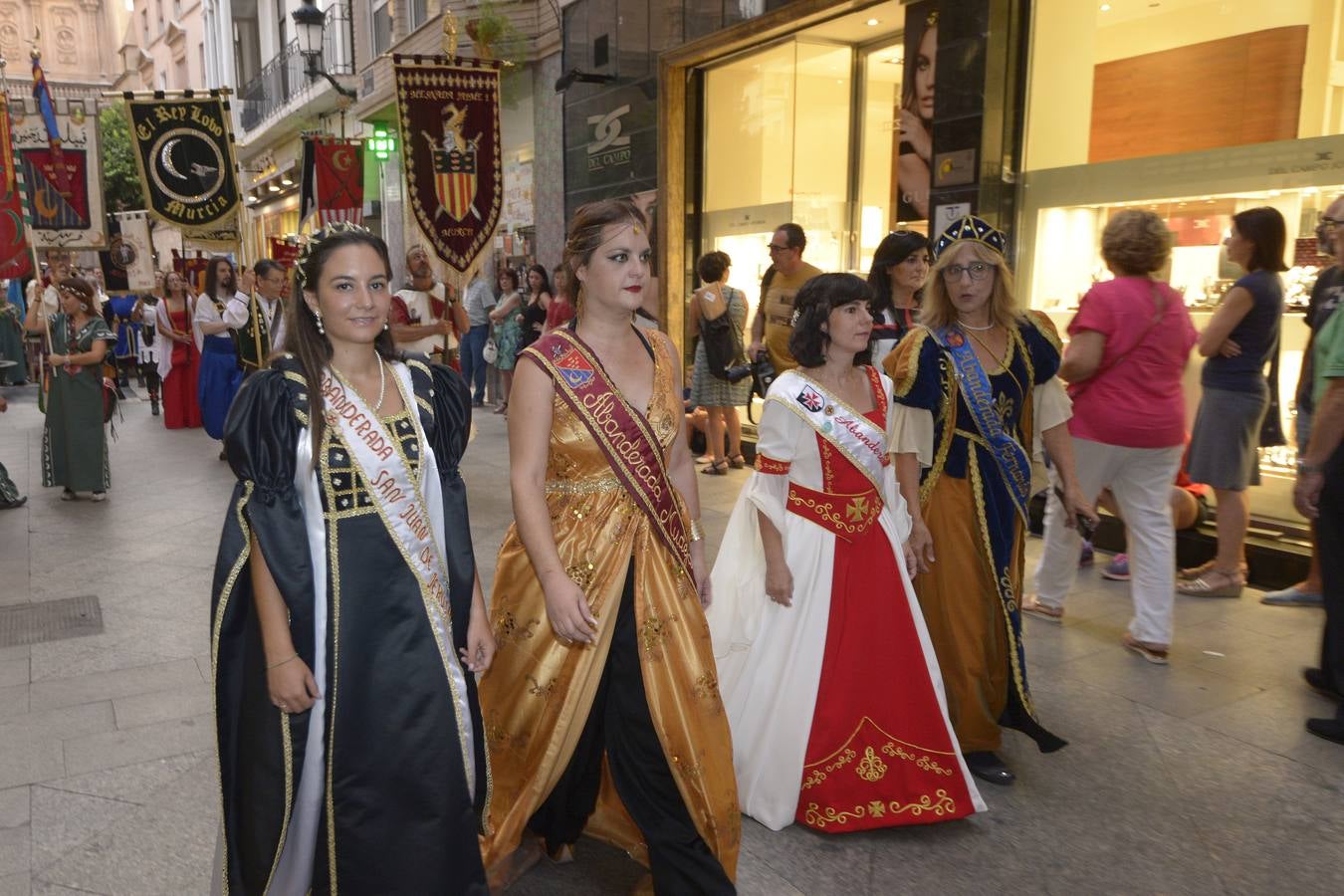 El pregonero Yayo Delgado ensalza en un Romea abarrotado de público la tradición de kábilas y mesnadas