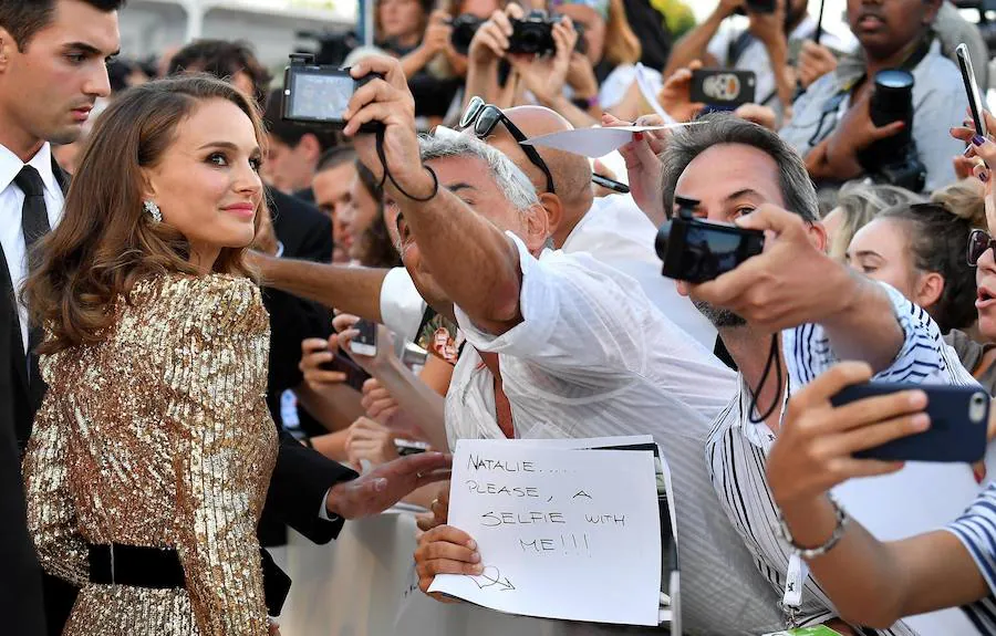 La actriz Natalie Portman sorprendió hoy en la alfombra roja de Venecia con un traje de lentejuelas en tono dorado, en un guiño al personaje que interpreta en «Vox Lux», la cinta firmada por Brady Corbet, que se estrenó en la Mostra y compite por el León de Oro.
