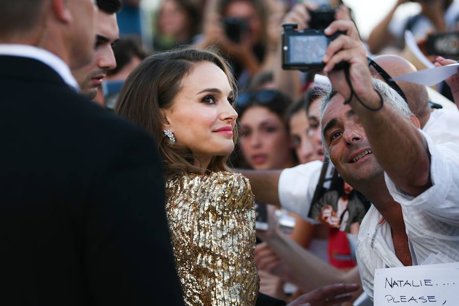 La actriz Natalie Portman sorprendió hoy en la alfombra roja de Venecia con un traje de lentejuelas en tono dorado, en un guiño al personaje que interpreta en «Vox Lux», la cinta firmada por Brady Corbet, que se estrenó en la Mostra y compite por el León de Oro.