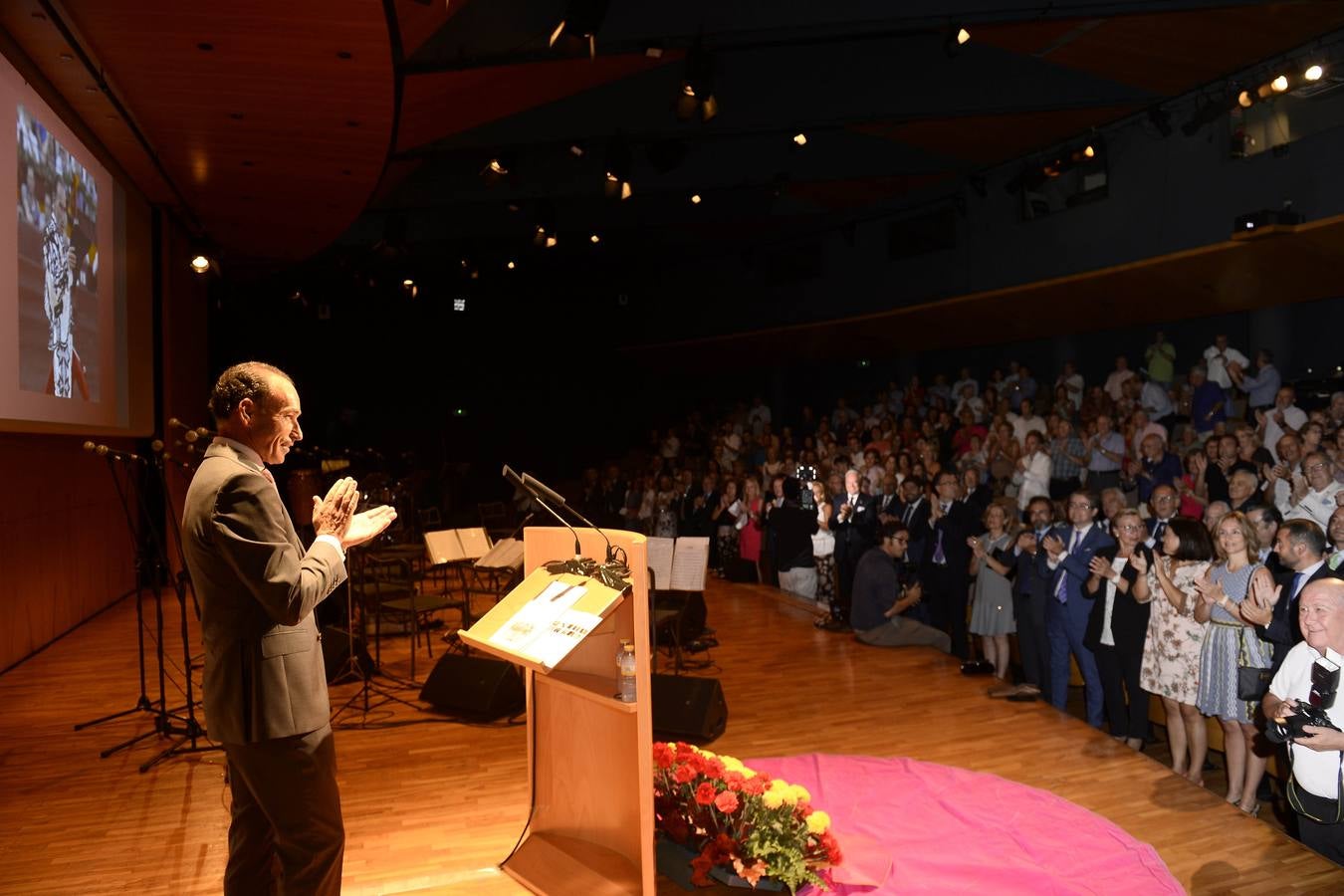 El diestro de Cehegín, que el próximo martes está anunciado en el coso de La Condomina en sus 25 años de alternativa, fue el pregonero taurino de la Feria 2018 en un acto en el Auditorio