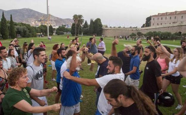 Ensayo de uno de los enfrentamientos de la batalla, ayer en la Cuesta del Batel, con la Muralla de fondo.