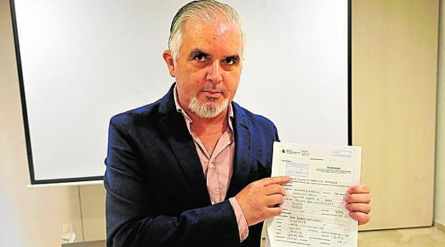 El pedáneo de Sucina, José Mercader, con la denuncia.